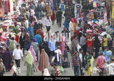 In Dhaka, Bangladesch, 19. Januar 2022, tragen einige Menschen im Bereich des Neuen Marktes trotz eines Anstiegs der Coronavirus-Infektionen keine Masken unter Massen, die sich Regierungsanordnungen widersetzen. Bangladesch meldete 12 weitere mit Covid verbundene Todesfälle mit 9.500 neuen Fällen in 24 Stunden bis Mittwochmorgen nach einem kontinuierlichen Anstieg der Infektionsrate. Die Positivitätsrate im Land erhöhte sich nach der Untersuchung von 37.573 Proben auf 25,11 Prozent gegenüber den 23,98 Prozent am Dienstag, so die Generaldirektion Gesundheit (DGHS). (Foto von Suvra Kanti das/Sipa USA) Stockfoto