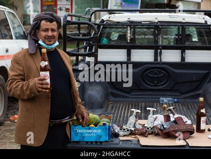 Saudi-Mann, der Honig auf einem Markt verkauft, in der Provinz Jazan, in Addayer, Saudi-Arabien Stockfoto