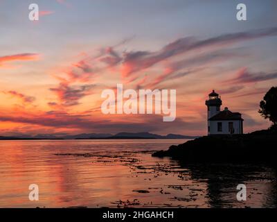 WA21160-00...WASHINGTON - farbenfroher, wildfeuerverstärkter Rauch, Sonnenuntergang über der Haro Strait vom Lime Kiln State Park auf der San Juan Island. Stockfoto