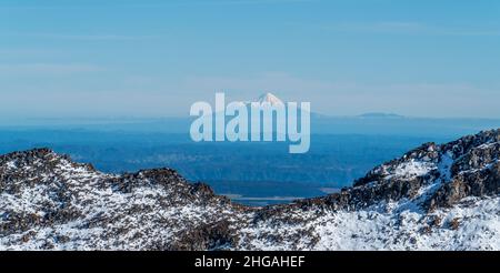 Schneebedeckter Mount Taranaki oder Egmont, ein aktiver Vulkan, von weit her im tongariro National Park, Neuseeland, betrachtet. Stockfoto