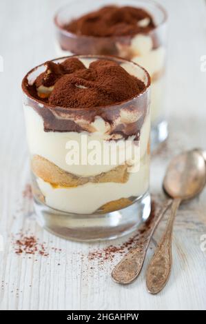 Tiramisu in Glas auf Holzoberfläche Stockfoto