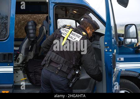 Mobile Gendarmerie am Eingang des gesicherten Bereichs der Straße, die zum Weiler Cagnac Les Mines führt. Jubillar Farm, neue Ausgrabungen im Tarn seit dem 17. Januar 2022 durchgeführt. Frankreich, Cagnac-les-Mines, Frankreich, am 19. Januar 2022. Foto von Patricia Huchot-Boissier / ABACAPRESS.COM Stockfoto