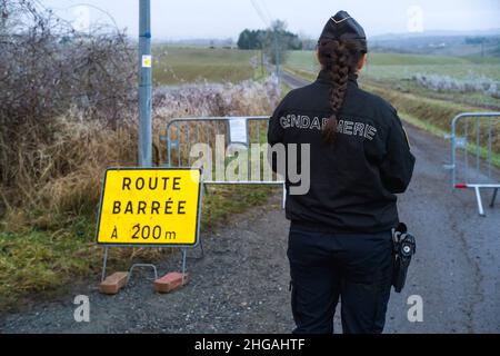 Mobile Gendarmerie am Eingang des gesicherten Bereichs der Straße, die zum Weiler Cagnac Les Mines führt. Jubillar Farm, neue Ausgrabungen im Tarn seit dem 17. Januar 2022 durchgeführt. Frankreich, Cagnac-les-Mines, Frankreich, am 19. Januar 2022. Foto von Patricia Huchot-Boissier / ABACAPRESS.COM Stockfoto