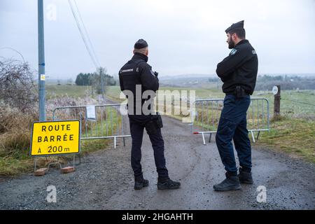 Mobile Gendarmerie am Eingang des gesicherten Bereichs der Straße, die zum Weiler Cagnac Les Mines führt. Jubillar Farm, neue Ausgrabungen im Tarn seit dem 17. Januar 2022 durchgeführt. Frankreich, Cagnac-les-Mines, Frankreich, am 19. Januar 2022. Foto von Patricia Huchot-Boissier / ABACAPRESS.COM Stockfoto