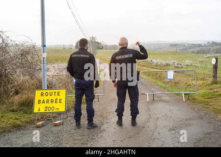 Mobile Gendarmerie am Eingang des gesicherten Bereichs der Straße, die zum Weiler Cagnac Les Mines führt. Jubillar Farm, neue Ausgrabungen im Tarn seit dem 17. Januar 2022 durchgeführt. Frankreich, Cagnac-les-Mines, Frankreich, am 19. Januar 2022. Foto von Patricia Huchot-Boissier / ABACAPRESS.COM Stockfoto