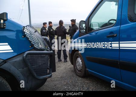 Mobile Gendarmerie am Eingang des gesicherten Bereichs der Straße, die zum Weiler Cagnac Les Mines führt. Jubillar Farm, neue Ausgrabungen im Tarn seit dem 17. Januar 2022 durchgeführt. Frankreich, Cagnac-les-Mines, Frankreich, am 19. Januar 2022. Foto von Patricia Huchot-Boissier / ABACAPRESS.COM Stockfoto