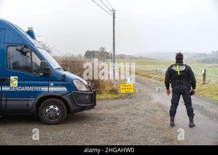 Mobile Gendarmerie am Eingang des gesicherten Bereichs der Straße, die zum Weiler Cagnac Les Mines führt. Jubillar Farm, neue Ausgrabungen im Tarn seit dem 17. Januar 2022 durchgeführt. Frankreich, Cagnac-les-Mines, Frankreich, am 19. Januar 2022. Foto von Patricia Huchot-Boissier / ABACAPRESS.COM Stockfoto