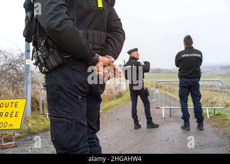 Mobile Gendarmerie am Eingang des gesicherten Bereichs der Straße, die zum Weiler Cagnac Les Mines führt. Jubillar Farm, neue Ausgrabungen im Tarn seit dem 17. Januar 2022 durchgeführt. Frankreich, Cagnac-les-Mines, Frankreich, am 19. Januar 2022. Foto von Patricia Huchot-Boissier / ABACAPRESS.COM Stockfoto