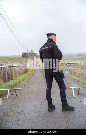 Mobile Gendarmerie am Eingang des gesicherten Bereichs der Straße, die zum Weiler Cagnac Les Mines führt. Jubillar Farm, neue Ausgrabungen im Tarn seit dem 17. Januar 2022 durchgeführt. Frankreich, Cagnac-les-Mines, Frankreich, am 19. Januar 2022. Foto von Patricia Huchot-Boissier / ABACAPRESS.COM Stockfoto