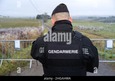 Mobile Gendarmerie am Eingang des gesicherten Bereichs der Straße, die zum Weiler Cagnac Les Mines führt. Jubillar Farm, neue Ausgrabungen im Tarn seit dem 17. Januar 2022 durchgeführt. Frankreich, Cagnac-les-Mines, Frankreich, am 19. Januar 2022. Foto von Patricia Huchot-Boissier / ABACAPRESS.COM Stockfoto