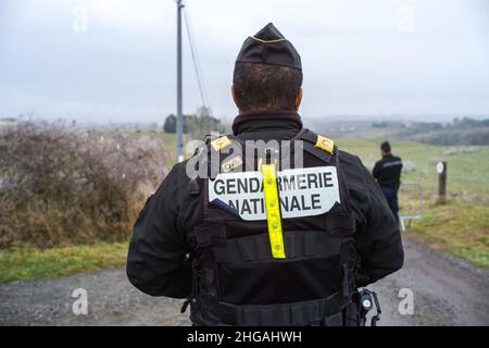 Mobile Gendarmerie am Eingang des gesicherten Bereichs der Straße, die zum Weiler Cagnac Les Mines führt. Jubillar Farm, neue Ausgrabungen im Tarn seit dem 17. Januar 2022 durchgeführt. Frankreich, Cagnac-les-Mines, Frankreich, am 19. Januar 2022. Foto von Patricia Huchot-Boissier / ABACAPRESS.COM Stockfoto