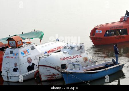 Varanasi, Indien. 19th Januar 2022. Während des Anstiegs des Pandemiefalles Covid-19 in Varanasi, Uttar Pardesh, Indien, am 19. Januar 2022 schwimmt ein Krankenwagen auf dem Wasser. (Foto: Ravi Batra/Sipa USA) Quelle: SIPA USA/Alamy Live News Stockfoto