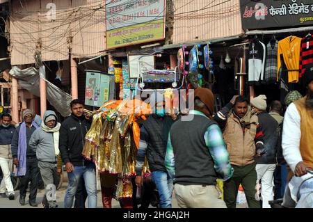 Varanasi, Indien. 19th Januar 2022. Verwandte und Freunde tragen einen Leichnam durch die Straßen auf ihrem Weg zu ihrer letzten Riten-Zeremonie und Einäscherung während der Zunahme der Pandemiefälle von Covid-19 in Varanasi, Uttar Pardesh, Indien, am 19. Januar 2022. (Foto: Ravi Batra/Sipa USA) Quelle: SIPA USA/Alamy Live News Stockfoto