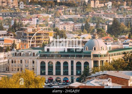 Kutaisi, Georgia. Gebäude Der Bank In Davit Aghmashenebeli Platz In Sonnigen Herbstabend Stockfoto