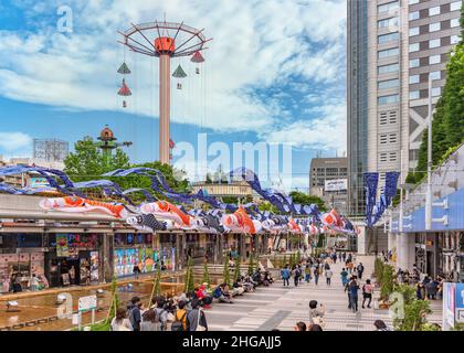 tokio, japan - 03 2019. Mai: Der traditionelle japanische Karpfenstreamer Koinobori hing während des Golden Week Boys Day in der Crystal Avenue des Tokyo Dome City Ove Stockfoto