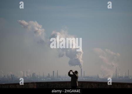 Bratislava, Slowakei. 19th Januar 2022. Ein Mann macht ein Selfie, die Ölraffinerie Slovnaft ist im Hintergrund zu sehen. Quelle: Marijan Murat/dpa/Alamy Live News Stockfoto