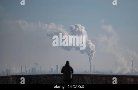 Bratislava, Slowakei. 19th Januar 2022. Ein Mann steht auf einer Aussichtsplattform auf der Burg Bratislava, im Hintergrund die Ölraffinerie Slovnaft. Quelle: Marijan Murat/dpa/Alamy Live News Stockfoto