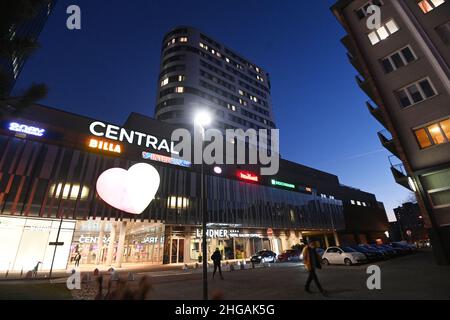 Bratislava, Slowakei. 19th Januar 2022. Handball: Europameisterschaft. Das Lindner Hotel Gallery Central (Mitte), in dem sich die deutsche Handballnationalmannschaft befindet. Quelle: Marijan Murat/dpa/Alamy Live News Stockfoto