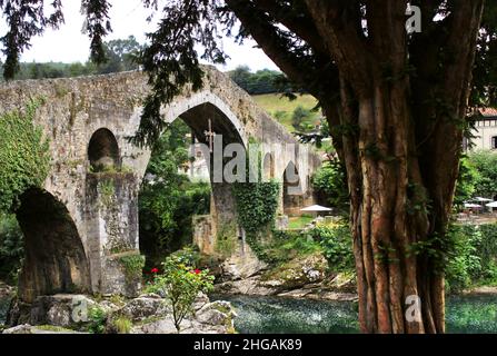 Die römische Brücke von Cangas de Onis, Asturien (Spanien) Stockfoto