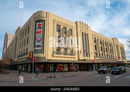 Historische Geschäftsgebäude auf der 12 Alamo Plaza in San Antonio, Texas TX, USA. Stockfoto