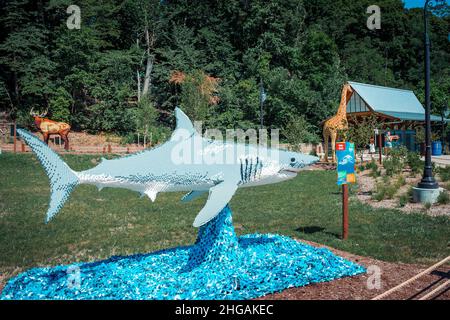 Spielzeugstatue eines Haifischs im Zoo Stockfoto