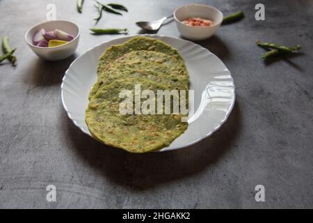 Grüne Erbsen gefülltes indisches Fladenbrot oder Matar ka Paratha serviert. Nahaufnahme. Stockfoto