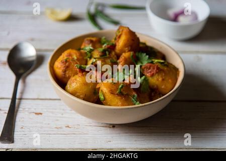 Beliebte indische Lebensmittel Dum aloo oder Kartoffel-Masala Soße in einer Schüssel. Nahaufnahme, selektiver Fokus. Stockfoto
