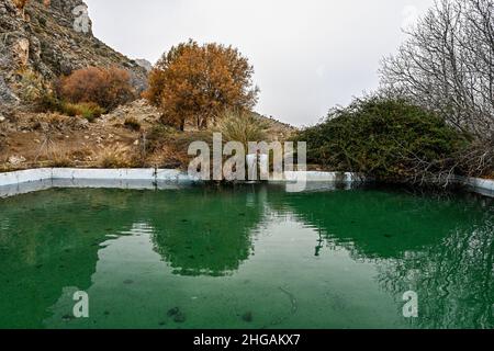 Pool oder Teich mit Wasser zur Bewässerung in Granada, Andalusien Stockfoto