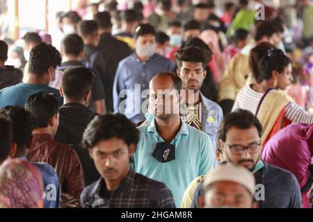 In Dhaka, Bangladesch, 19. Januar 2022, tragen einige Menschen im Bereich des Neuen Marktes trotz eines Anstiegs der Coronavirus-Infektionen keine Masken unter Massen, die sich Regierungsanordnungen widersetzen. Bangladesch meldete 12 weitere mit Covid verbundene Todesfälle mit 9.500 neuen Fällen in 24 Stunden bis Mittwochmorgen nach einem kontinuierlichen Anstieg der Infektionsrate. Die Positivitätsrate im Land erhöhte sich nach der Untersuchung von 37.573 Proben auf 25,11 Prozent gegenüber den 23,98 Prozent am Dienstag, so die Generaldirektion Gesundheit (DGHS). Foto von Suvra Kanti das/ABACAPRESS.COM Stockfoto