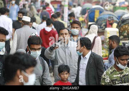 In Dhaka, Bangladesch, 19. Januar 2022, tragen einige Menschen im Bereich des Neuen Marktes trotz eines Anstiegs der Coronavirus-Infektionen keine Masken unter Massen, die sich Regierungsanordnungen widersetzen. Bangladesch meldete 12 weitere mit Covid verbundene Todesfälle mit 9.500 neuen Fällen in 24 Stunden bis Mittwochmorgen nach einem kontinuierlichen Anstieg der Infektionsrate. Die Positivitätsrate im Land erhöhte sich nach der Untersuchung von 37.573 Proben auf 25,11 Prozent gegenüber den 23,98 Prozent am Dienstag, so die Generaldirektion Gesundheit (DGHS). Foto von Suvra Kanti das/ABACAPRESS.COM Stockfoto