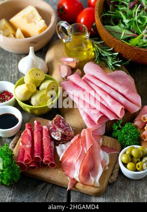 Antipasti Teller auf Holz- Oberfläche Stockfoto
