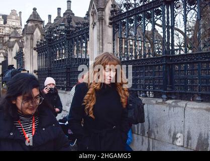 London, Großbritannien 19th. Januar 2022. Die stellvertretende Vorsitzende der Labour-Partei, Angela Rayner, verlässt das Unterhaus, als Boris Johnson mit der Fragestunde der Premierministers konfrontiert wurde und wegen der Lockdown-Parteien in der Downing Street zum Rücktritt auffordert. Kredit: Vuk Valcic / Alamy Live Nachrichten Stockfoto