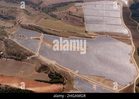Photovoltaikanlage auf dem Plateau de Valensole, Strom, Energie, Energieerzeugung, Energiequelle, Energieversorgung, alternative Energie Stockfoto