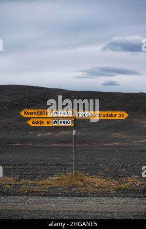 F-Road, Wegweiser auf einer Schotterstraße, karge Landschaft, Vatnajoekull-Nationalpark, Isländische Highlands, Island Stockfoto