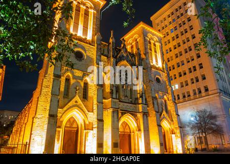 San Fernando Kathedrale am 115 Main Plaza (Plaza Mayor) bei Nacht mit Neonlicht in der Innenstadt von San Antonio, Texas TX, USA. Stockfoto