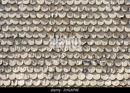 Muster alter Holzschindeln mit abblätternder Farbe, Fassade, Hintergrund, Herbstein, Vogelsberg, Hessen, Deutschland Stockfoto