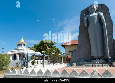 Buddhismus, Tondeswaram-Tempel, stehender Buddha, Buddha-Gestalt, Devinuwara Sri Vishnu Maha Devalaya, Dondra in der Nähe von Matara, Südprovinz, Sri Lanka Stockfoto