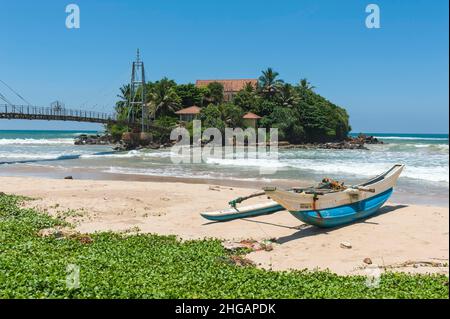 Buddhistischer Tempel, Hängebrücke, Auslegerkanu mit Ausleger am Strand, Parey Dewa- oder Paravi Dupatha-Tempel, Pigeon Island, Matara, Süd Stockfoto