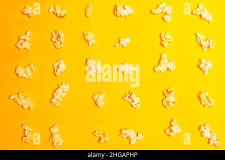 Kinoabend, Film, Popcorn, 3D Gläser. Filmkonzept, Rabatte ansehen. Hintergrund von gelbem Popcorn. Nahaufnahme Popcorn auf gelbem Hintergrund. Stockfoto