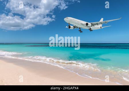 Das Flugzeug landete über dem wunderschönen Strand. Stockfoto