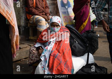 Dhaka, Bangladesch. 19th Januar 2022. Eine Frau mit einer Maske wartet auf einen Bus am Busbahnhof Mohakhali in Dhaka.im Crashprogramm werden Fahrer und Arbeiter des öffentlichen Verkehrs ab der Hauptstadt mit einer Coronavirus-Impfung impfen. Die Impfung erfolgt durch Vorlage des nationalen Personalausweises oder der Geburtsregistrierung. Kredit: SOPA Images Limited/Alamy Live Nachrichten Stockfoto