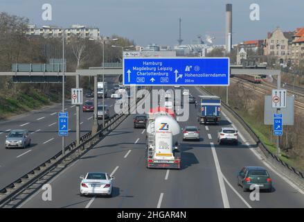 Kein Stau, regelmässiger Verkehr auf der Stadtautobahn A 100, bei Wilmersdorf Hohenzollerndamm, Berlin, Deutschland Stockfoto