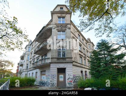 Geisterhaus, leerstehendes Wohnhaus Stubenrauchstraße Ecke Odenwaldstraße, Friedenau, Berlin, Deutschland Stockfoto