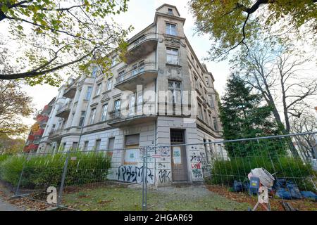 Geisterhaus, leerstehendes Wohnhaus Stubenrauchstraße Ecke Odenwaldstraße, Friedenau, Berlin, Deutschland Stockfoto