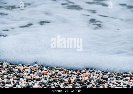 Abstrakte Natur Sommer oder Frühling Meer Meer Hintergrund. Kleine Wellen auf der goldenen, warmen Wasseroberfläche verwischen sich in Bewegung mit Bokeh-Lichtern vom Sonnenuntergang. Urlaub Stockfoto