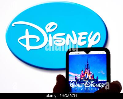 Ukraine. 19th Januar 2022. In dieser Abbildung ist das Walt Disney Picturs Logo auf einem Smartphone-Bildschirm mit dem Disney-Logo im Hintergrund zu sehen. (Foto von Igor Golovniov/SOPA Images/Sipa USA) Quelle: SIPA USA/Alamy Live News Stockfoto