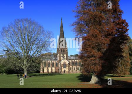 Herbstfarben, St. Mary the Virgin Church, Clumber Park, Nottinghamshire, England, Großbritannien Stockfoto