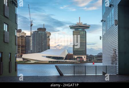 Amsterdam, Nordholland, Niederlande, 02.01.2022, Blick auf den Aussichtsturm von Amsterdam vom IJdok peninusla Stockfoto