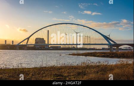 Brücke namens De Oversteek (die Kreuzung) über den Waal Fluss in der niederländischen Stadt Nijmegen bei Sonnenuntergang Stockfoto