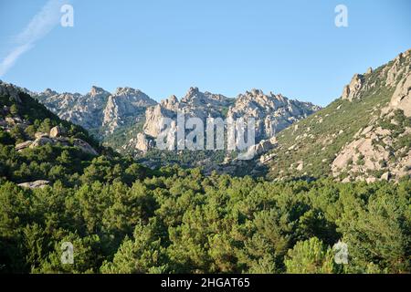 Landschaft mit granitischen Felsformationen in La Pedriza Stockfoto